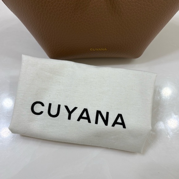 Cuyana x RMS mini heart case in Cappuccino leather - Picture 9 of 9